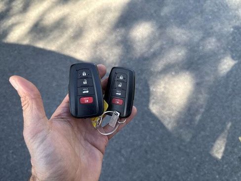 Used 2022 Toyota Camry SE w/ Cold Weather Package image 5