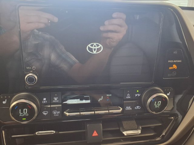 Used 2024 Toyota Highlander XLE FWD image 8