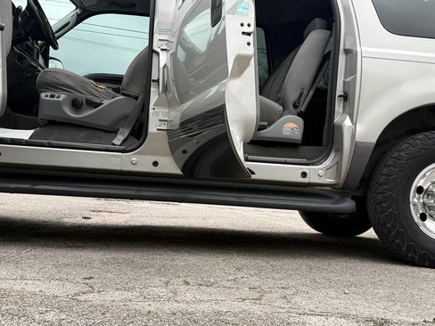 Used 2005 Ford Excursion XLT image 18