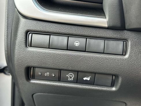 Used 2024 Nissan Rogue SV image 32