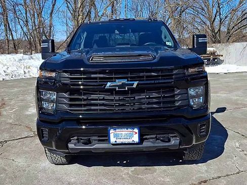 Used 2024 Chevrolet Silverado 2500 Custom w/ Custom Value Package image 3
