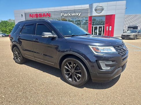Used 2017 Ford Explorer XLT w/ Equipment Group 202A AWD/4WD image 1