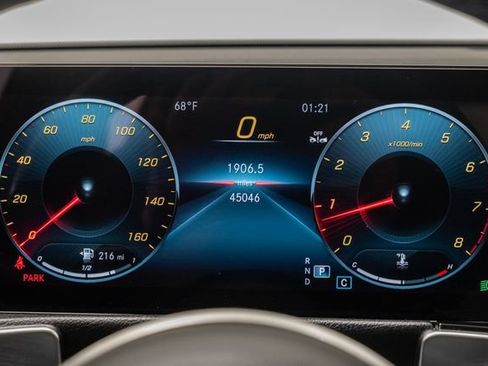 Used 2023 Mercedes-Benz GLB 250 4MATIC w/ Premium Package image 14