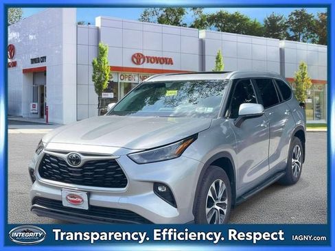 Used 2023 Toyota Highlander XLE AWD/4WD image 4