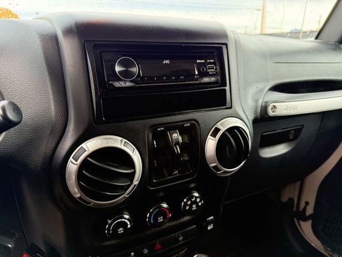 Used 2016 Jeep Wrangler Unlimited Sahara w/ Connectivity Group image 19