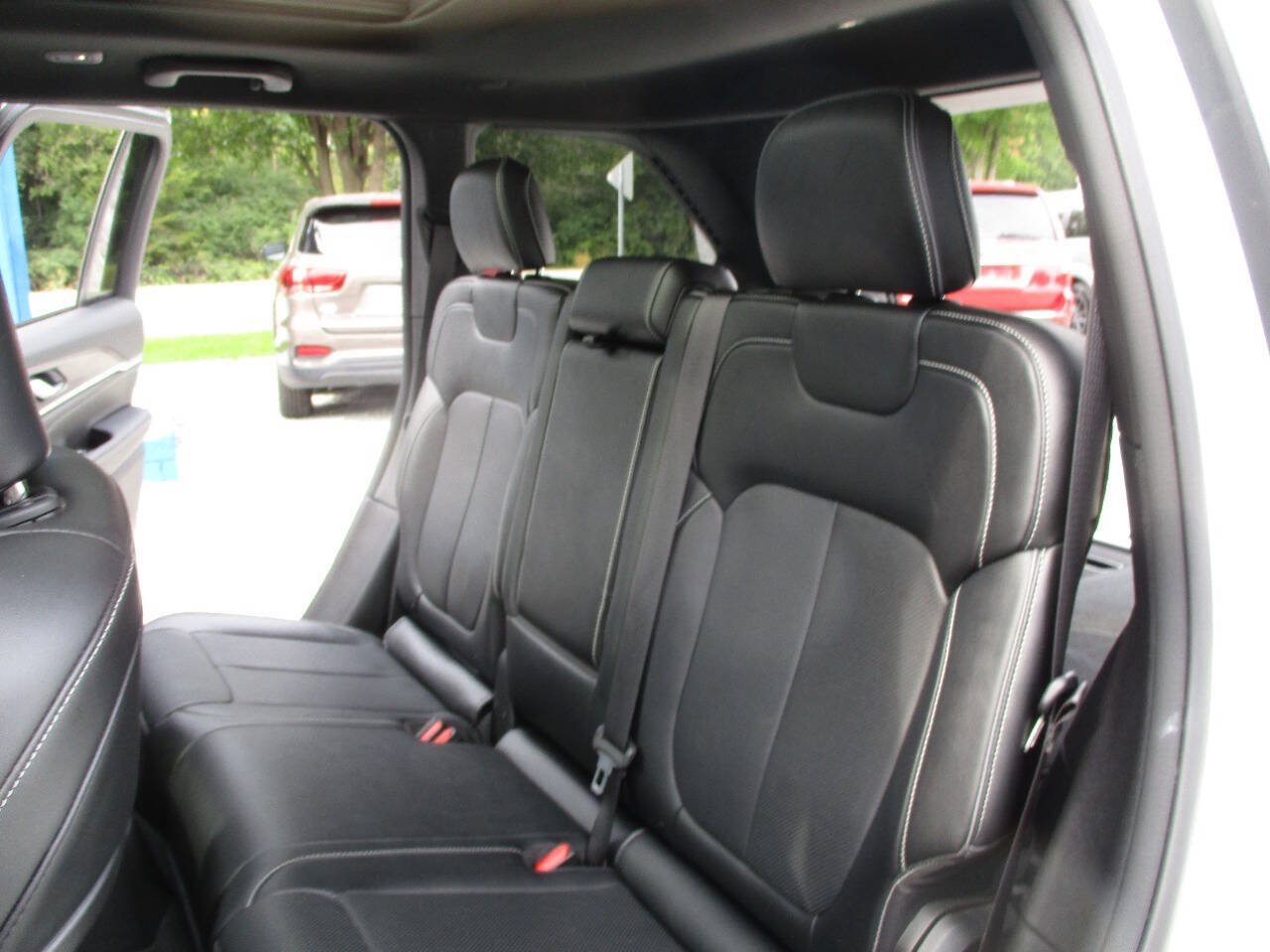 Used 2023 Jeep Grand Cherokee Overland AWD/4WD image 32