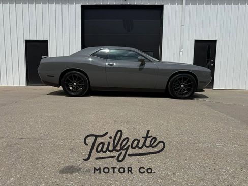 Used 2017 Dodge Challenger SXT RWD image 1