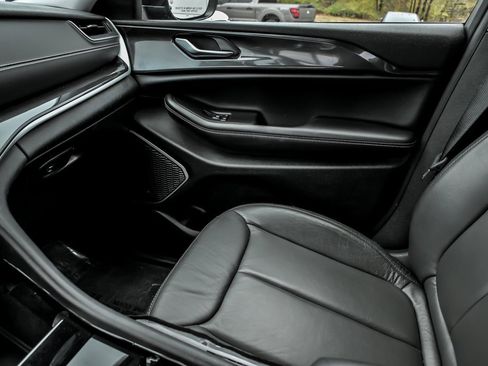 Used 2022 Jeep Grand Cherokee Laredo w/ Luxury Tech Group I image 25