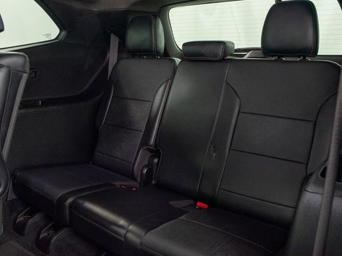 Used 2025 Buick Enclave Preferred AWD/4WD image 9