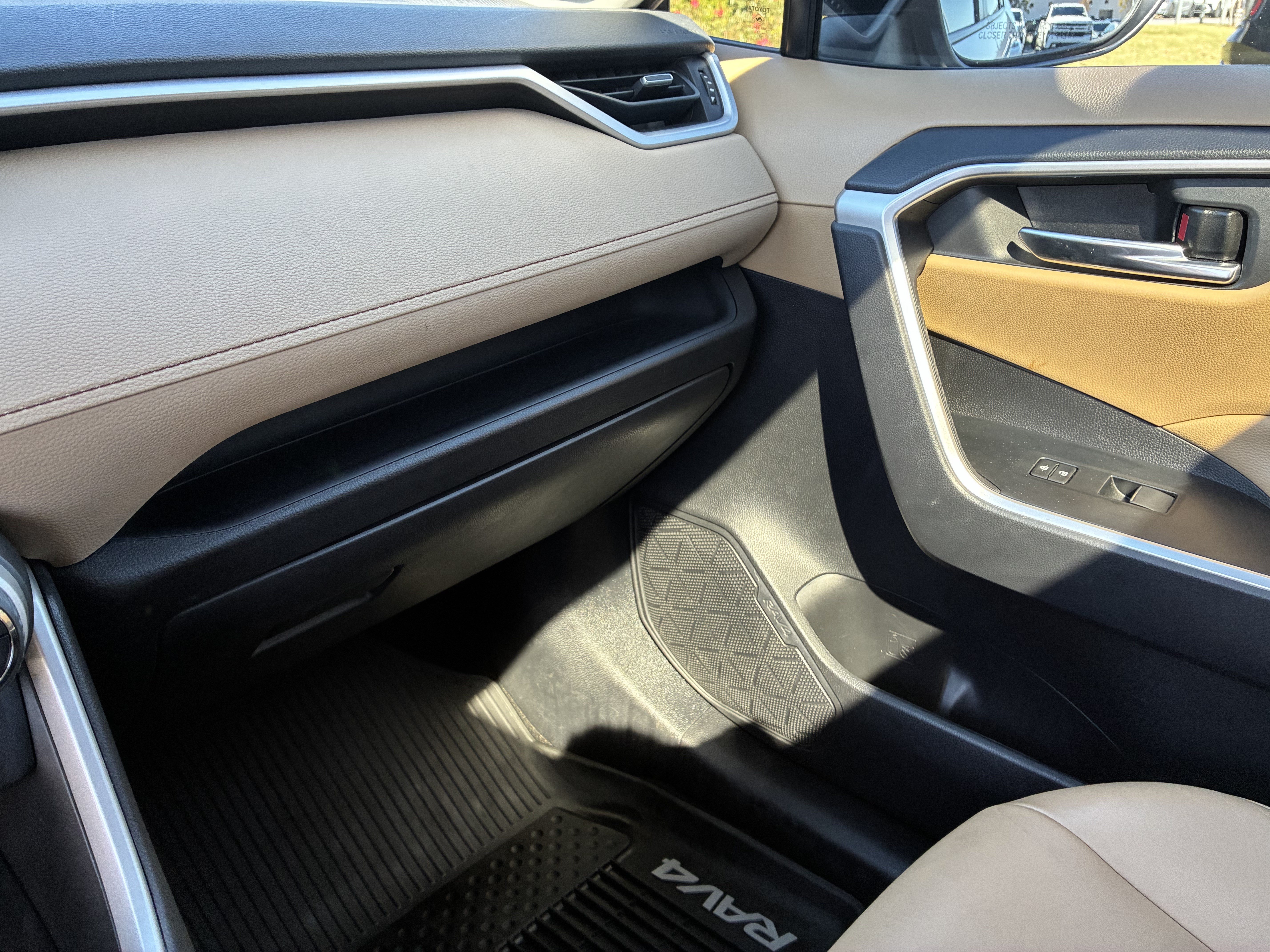 Used 2020 Toyota RAV4 XLE Premium FWD image 36