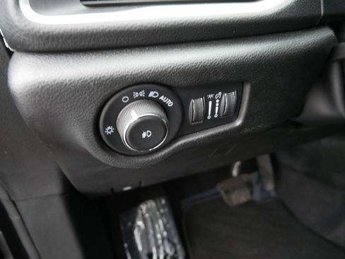 Used 2023 Chrysler Pacifica Touring image 23