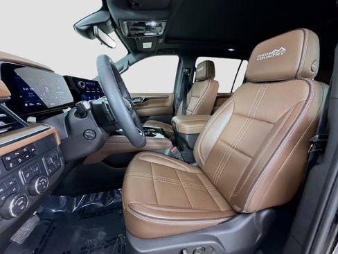 Used 2025 Chevrolet Suburban High Country AWD/4WD image 24
