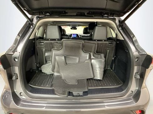 Used 2023 Toyota Highlander XLE image 27
