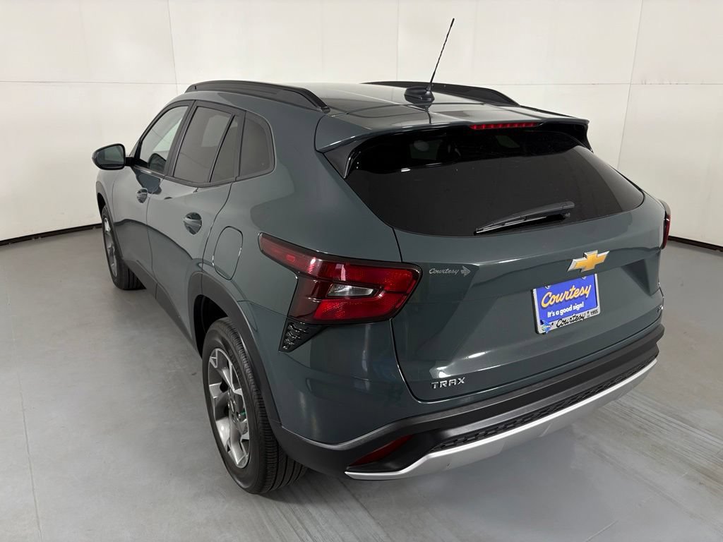 Used 2025 Chevrolet Trax LT FWD image 6