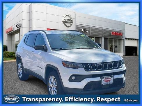 Used 2023 Jeep Compass Latitude AWD/4WD image 1