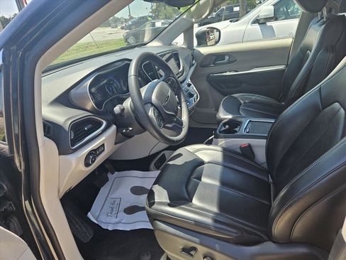 Used 2023 Chrysler Pacifica Touring-L FWD image 10