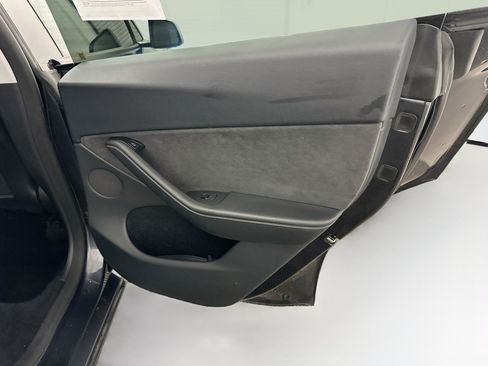 Used 2024 Tesla Model Y Long Range AWD/4WD image 31