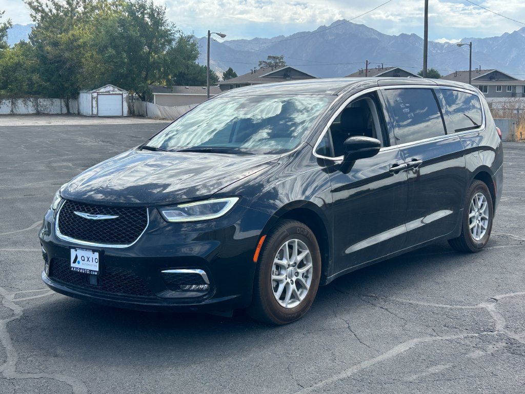 Used 2024 Chrysler Pacifica Touring-L FWD image 7