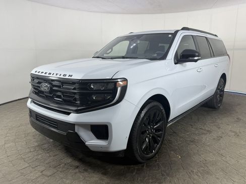 Used 2025 Ford Expedition Max Platinum w/ Stealth Appearance Package AWD/4WD image 3