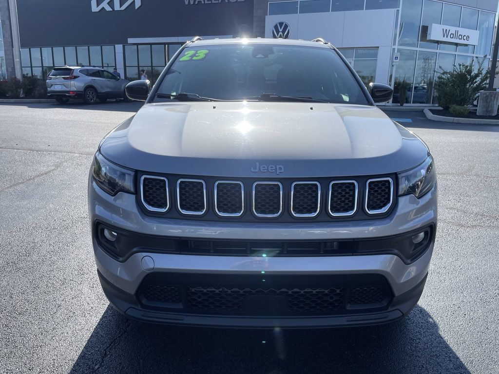 Used 2023 Jeep Compass Latitude w/ Convenience Group AWD/4WD image 2