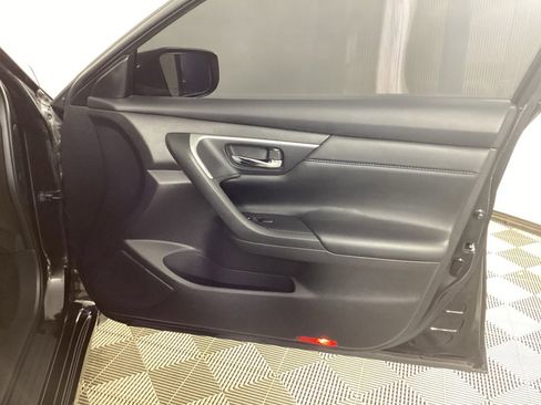 Used 2016 Nissan Altima 2.5 SR w/ LED Appearance Package image 8