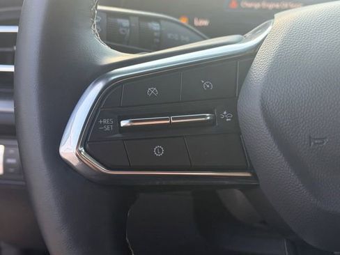 Used 2025 Chevrolet Traverse LT FWD image 6