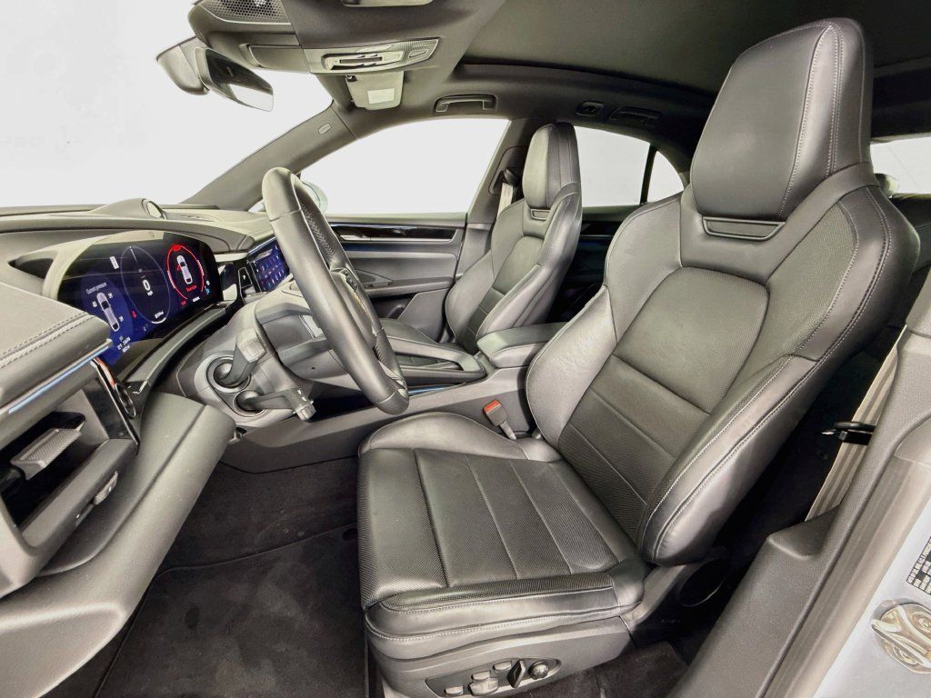 Certified 2025 Porsche Macan Electric RWD image 5