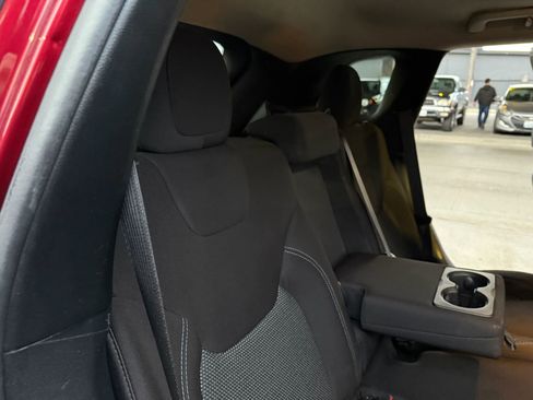 Used 2020 Jeep Cherokee Latitude w/ Cold Weather Group AWD/4WD image 18