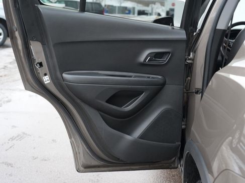 Used 2020 Chevrolet Trax LT w/ LT Convenience Package image 19