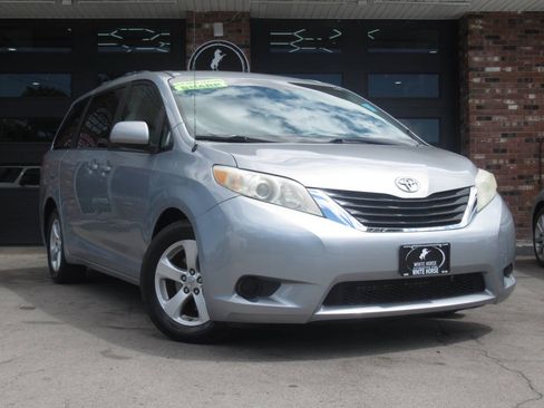 Used 2011 Toyota Sienna LE FWD image 2