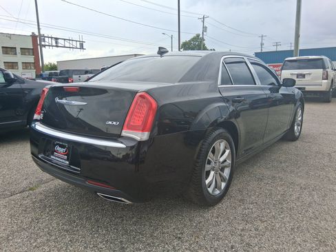 Used 2019 Chrysler 300 Touring AWD/4WD image 5