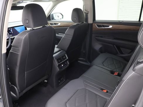 Used 2025 Volkswagen Atlas SE image 12