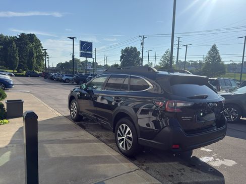 Used 2023 Subaru Outback Premium AWD/4WD image 5