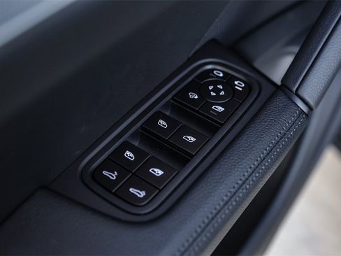 Used 2025 Porsche Cayenne image 21