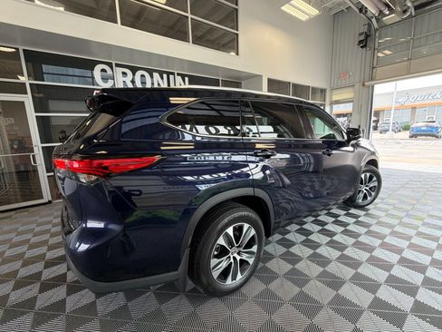 Used 2022 Toyota Highlander XLE AWD/4WD image 2