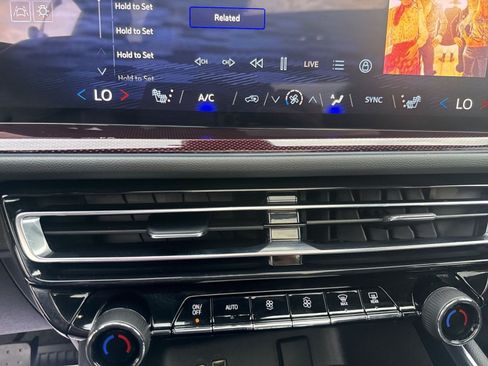 Used 2025 Chevrolet Traverse Z71 w/ Driver Confidence Package AWD/4WD image 18