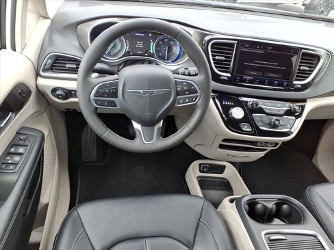 Used 2024 Chrysler Pacifica Touring-L image 5