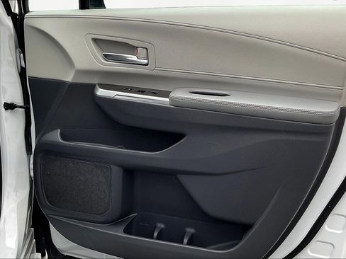 Used 2022 Toyota Sienna Limited image 29