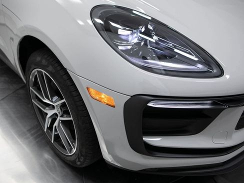 Certified 2025 Porsche Macan image 12