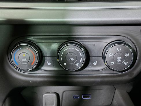 Used 2024 Chevrolet Trax RS w/ Sunroof Package image 22