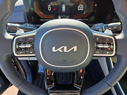 Used 2025 Kia Carnival EX image 21