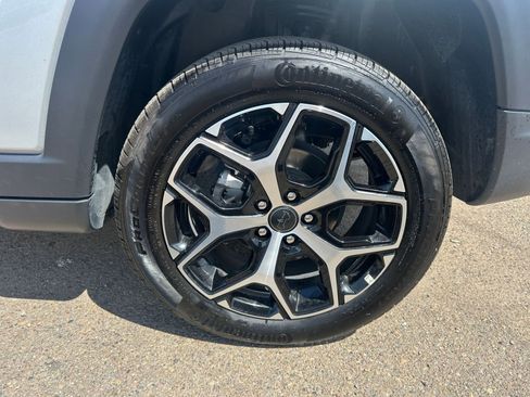 Used 2025 Jeep Compass Limited image 30