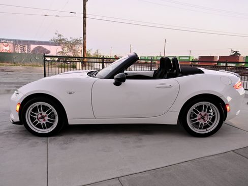 Used 2017 MAZDA MX-5 Miata Club image 4