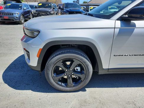 New 2024 Jeep Grand Cherokee Limited w/ Black Appearance Package image 10