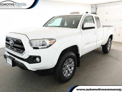 Used 2017 Toyota Tacoma SR5 image 1