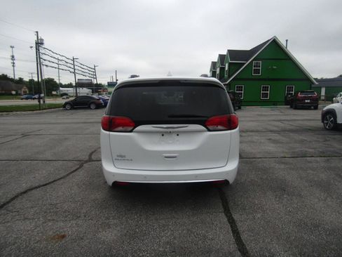 Used 2018 Chrysler Pacifica Touring-L w/ Advanced Safetytec Group FWD image 6