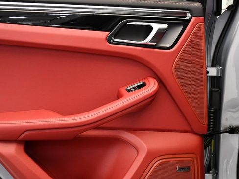 Certified 2026 Porsche Macan AWD/4WD image 43