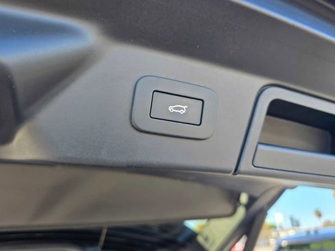 Used 2025 Land Rover Range Rover Velar Dynamic SE image 18