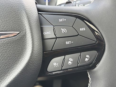 Used 2025 Chrysler Pacifica Limited AWD/4WD image 30