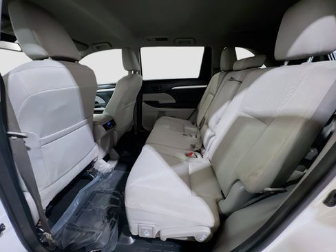 Used 2017 Toyota Highlander LE FWD image 16